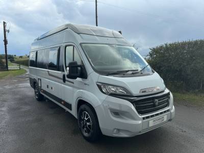 Auto-Trail Adventure 65 4 Berth 4 Belts Pop Top End Lounge