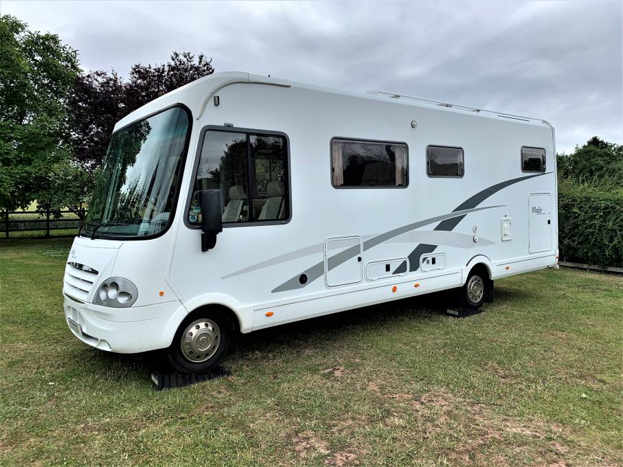 NIESMANN AND BISCHOFF FLAIR 8000i 4 BERTH FIXED BED MOTORHOME FOR SALE