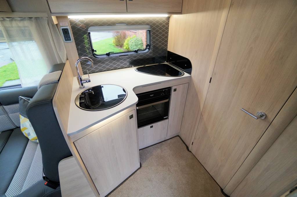 Auto-trail Tribute F60, Automatic, 4-berth, 4-seatbelts, Electric Drop 