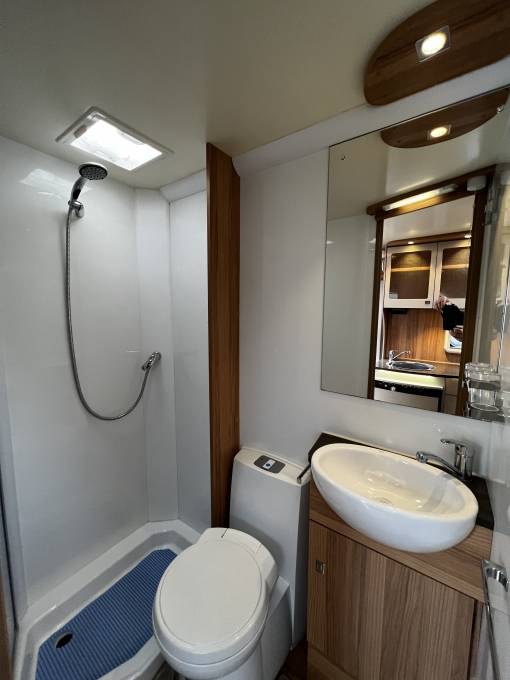 BAILEY APPROACH AUTOGRAPH 625 LOW-PROFILE 2 BERTH MOTORHOME, Alde Wet ...