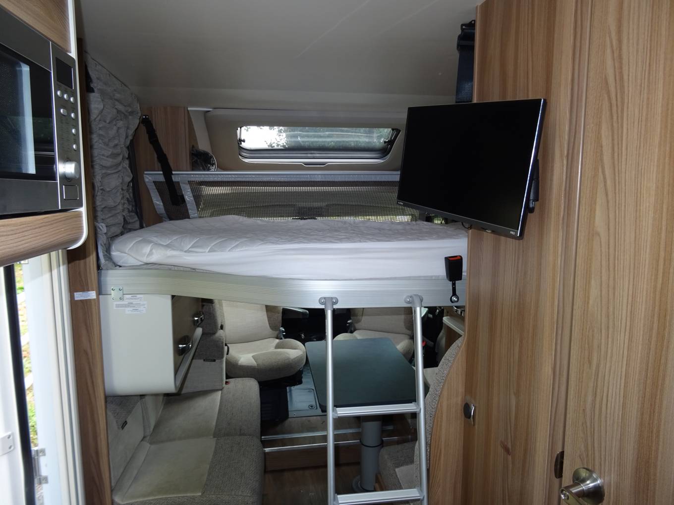 swift-escape-674-2021-5-belts-6-berth-electric-drop-down-bed-u